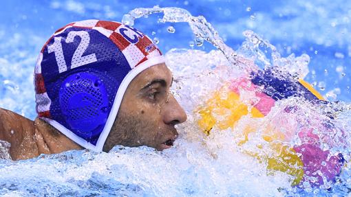 El jugador de waterpolo Xavier García Gadea conduce el balón en Río