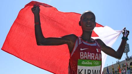 Eunice Jepkirui Kirwa celebra la medalla de plata en en el maratón femenino