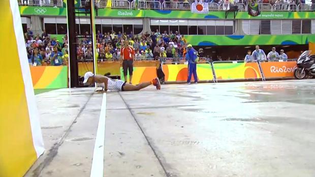 Meb Keflezighi, durante su patinazo en la línea de meta del maratón