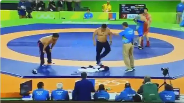 El tremendo enfado de dos entrenadores mongoles que acaban desnudos