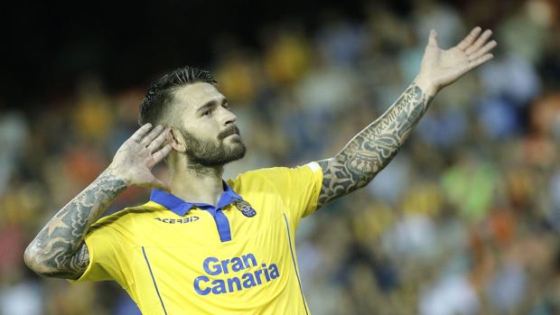 Las Palmas golea al Valencia en Mestalla
