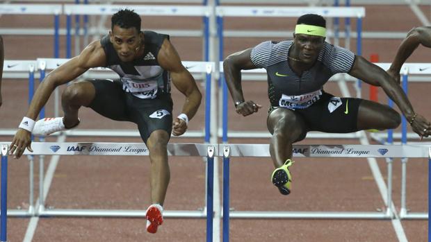 Orlando Ortega (izquierda) y Omar McLeod durante los 110 m vallas de Lausana