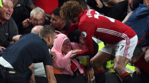 Fellaini evita una tragedia en el Manchester United-Hull City