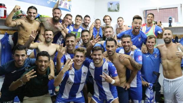La plantilla del Atlético Baleares celebró el triunfo en el vestuario con una foto de familia