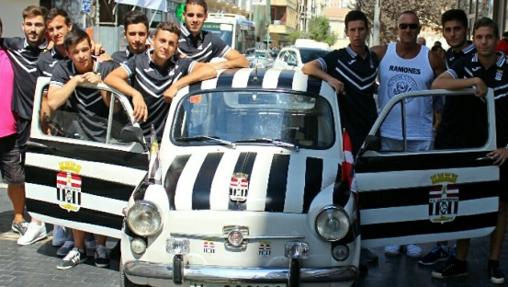 Seat 600 con los colores del Cartagena, de Segunda B