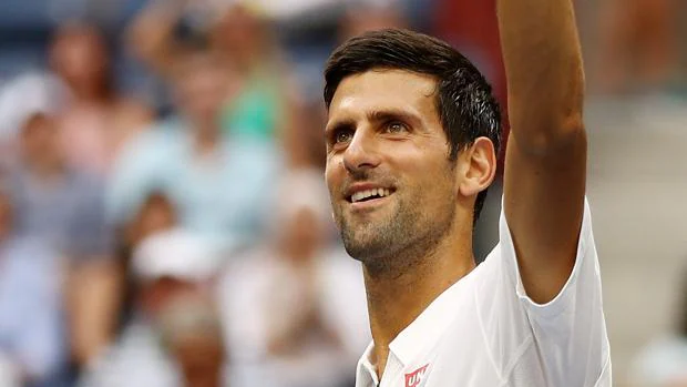 Novak Djokovic saludando al público tras su partido contra Mikhail Youzhny