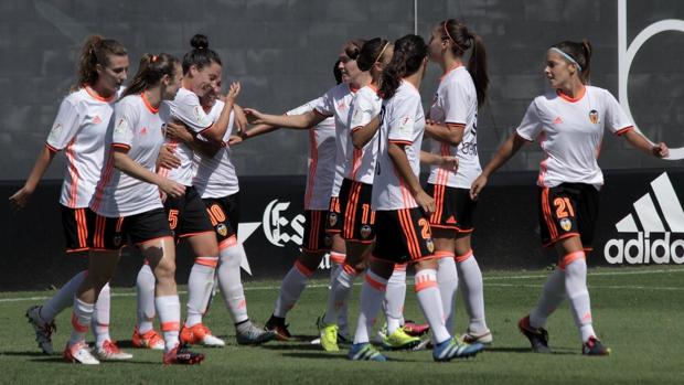 Las jugadoras del Valencia celebran uno de los goles ante el Transportes Alcaine