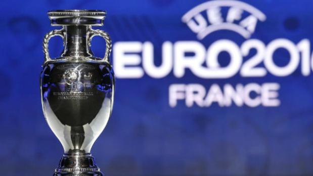 Imagen del trofeo de la Eurocopa entregado en Francia 2016