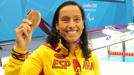 Teresa Perales, con una de sus medallas en los Juegos de Londres