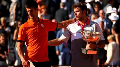 Wawrinka consuela a Djokovic tras derrotarle en la final de Roland Garros 2015