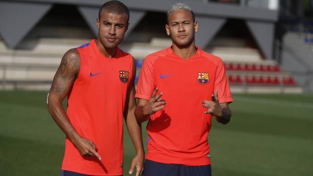 Neymar posa junto a Rafinha en su regreso a los entrenamientos con el Barcelona
