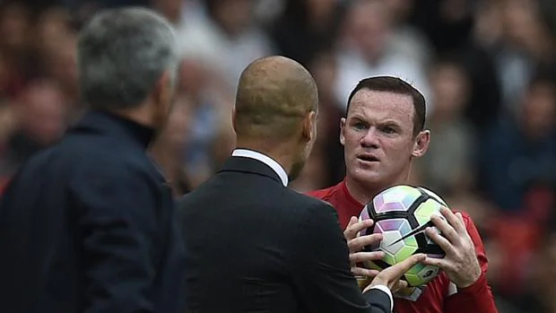 Rooney coge el balón de las manos de Guardiola