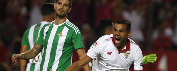 Mercado celebra su gol, ante la mirada de Piccini