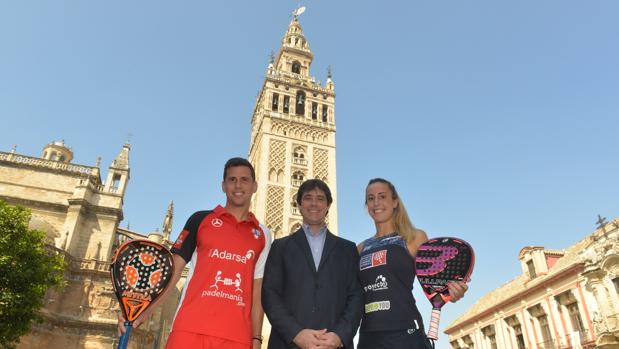 Los jugadores Paquito Navarro y Victoria Iglesias, junto al delegado de Deportes David Guevara