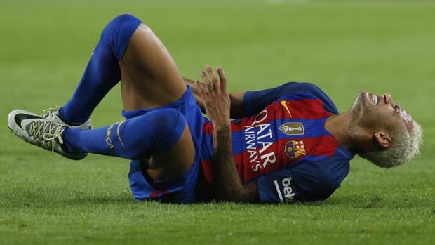 Neymar se duele durante el Barcelona-Atlético de Madrid