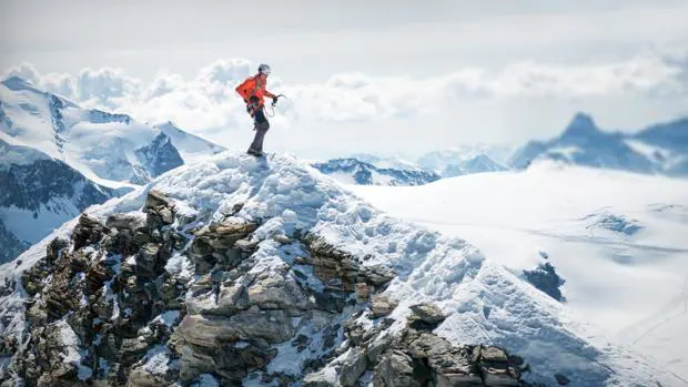 Dani Arnold en cumbre del Cervino o Matterhorn tras escalarlo en 1 hora y 46 minutos