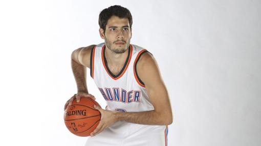 Alex Abrines posa con la camiseta de los Oklahoma City Thunder