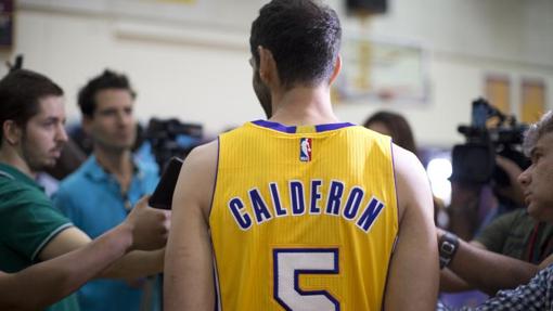 José Manuel Calderón atiende a los medios con la camiseta de Los Ángeles Lakers