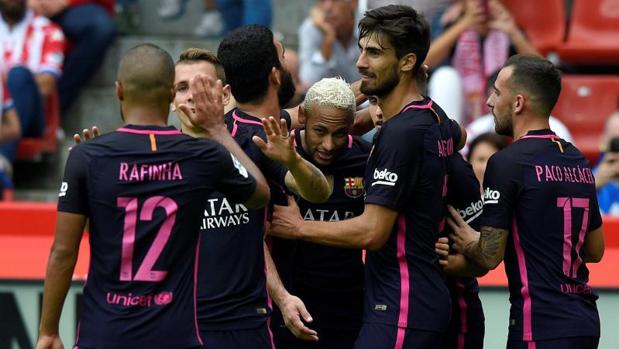 Los jugadores del Barcelona celebran uno de los cinco tantos anotados ante el Sporting de Gijón