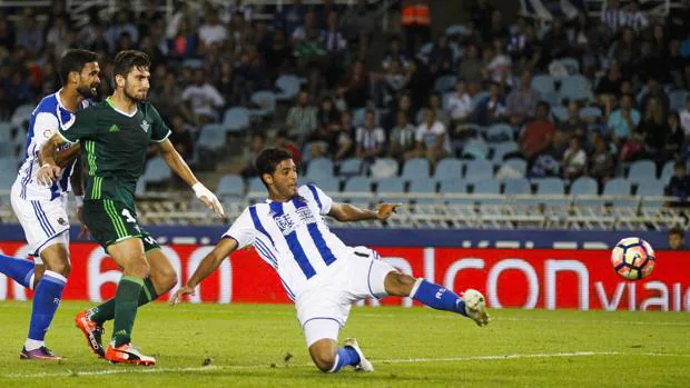 Carlos Vela remata para marcar el únio gol del partido ante el Betis