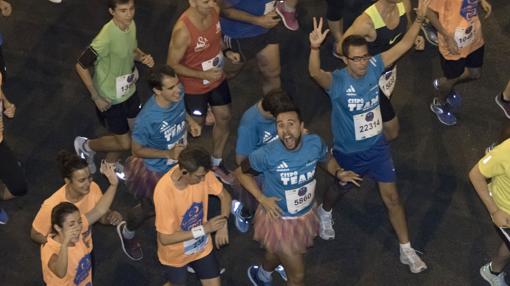 Corredores disfrutando de la carrera por las calles de Sevilla