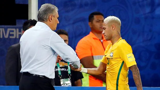 Neymar abandona el Brasil-Bolivia tras un codazo la pasada madrugada
