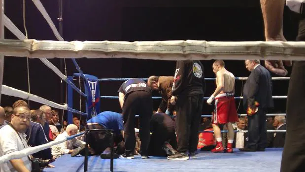 Saúl Tejada es atendido en el ring tras caer en el noveno asalto