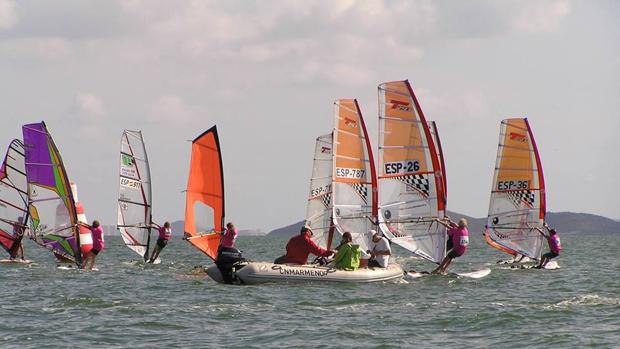 Las tablas ya navegan en el Mar Menor