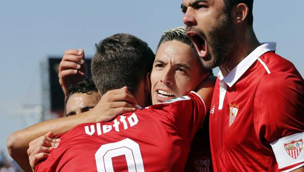 Los jugadores del Sevilla celebran el segundo gol en Butarque, marcado por Nasri