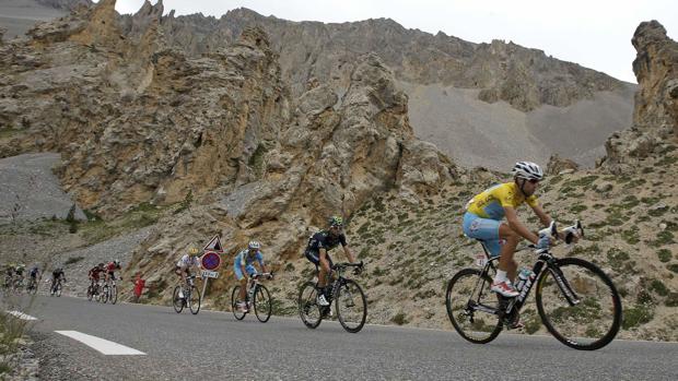 Nibali al frente en la ascensión al Izoard en el Tour 2014