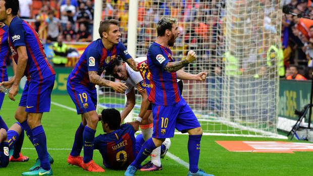 Messi celebra el gol de la victoria dirigiéndose a la afición de Mestalla