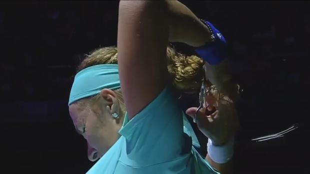 Kuznetsova se corta el pelo en mitad del partido