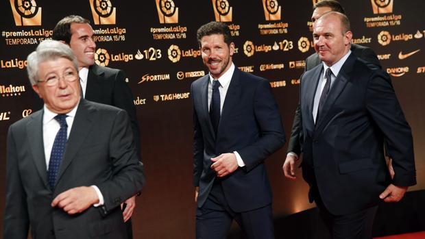 Enrique Cerezo, Godín y Simeone, a su llegada a la Gala de LaLiga