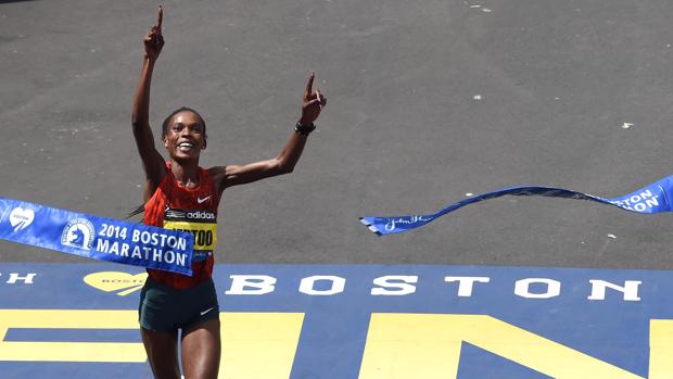 Rita Jeptoo cruza la meta como vencedora en el maratón de Boston de 2014