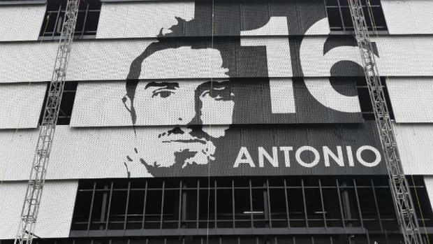 La figura de Antonio Puerta ya luce en el Sánchez-Pizjuán