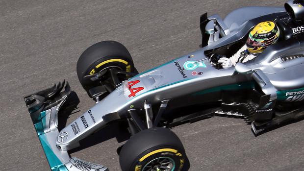 Hamilton, al volante de su Mercedes