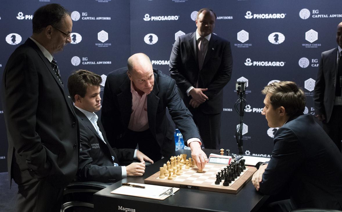 Carlsen y Karjakin firman tablas en la primera partida del Mundial