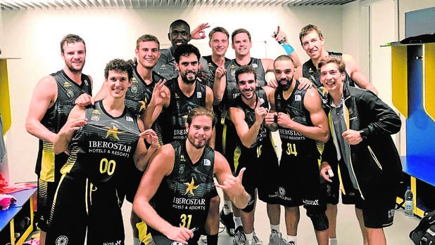 Los jugadores del Iberostar Tenerife, tras un triunfo esta temporada