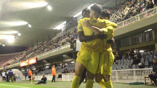 Los jugadores del Badalona celebran un gol en el Mini Estadi