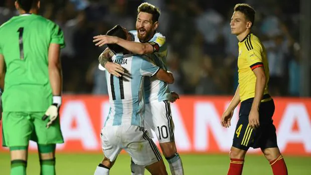 Messi y Di María celebrando un tanto de la albiceleste