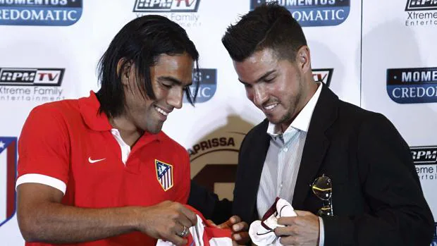Falcao y Badilla, antes de un amistoso entre Atlético y Saprissa de 2012