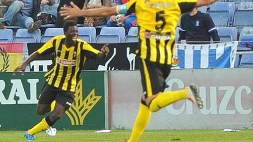 Stephane celebra su gol con el San Roque de Lepe