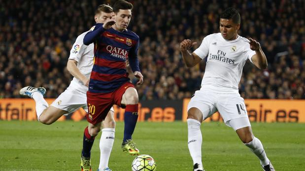 Messi trata de irse de Kroos y Casemiro en el clásico de la temporada 2015-16