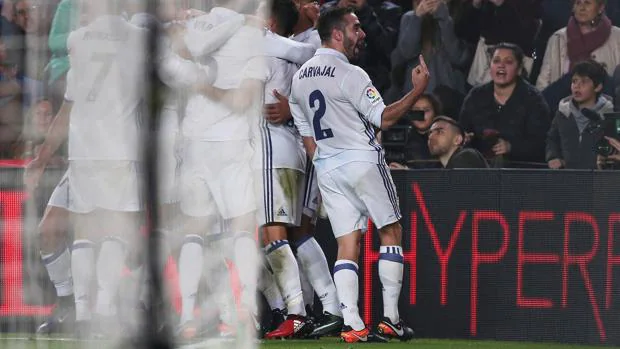 Dani Carvajal, durante la celebración del gol de Ramos en el Barça-Real Madrid