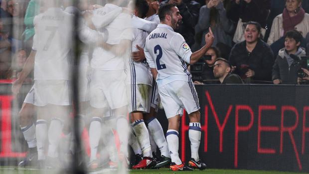 Dani Carvajal, durante la celebración del gol de Ramos en el Barça-Real Madrid