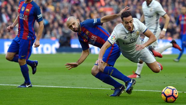 Lucas cae derribado por Mascherano en el área del Barça