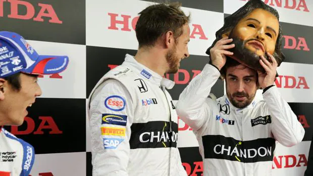 Alonso agasaja a Honda en su fiesta: «El año que viene nos vemos»