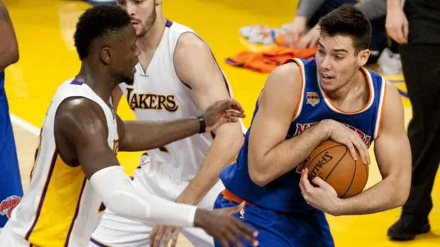 Willy Hernángomez, ante los Lakers