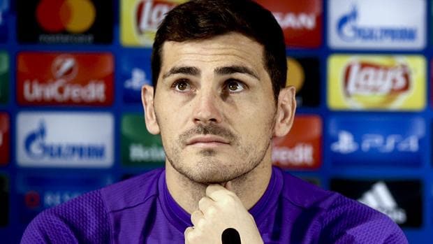 Íker Casillas se pica con un periodista en Twitter