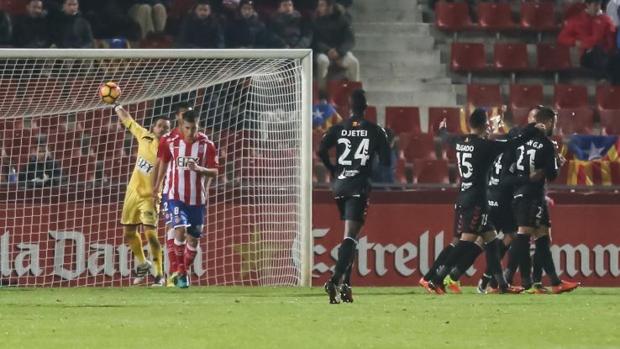 El Girona sufre y aguanta la segunda plaza